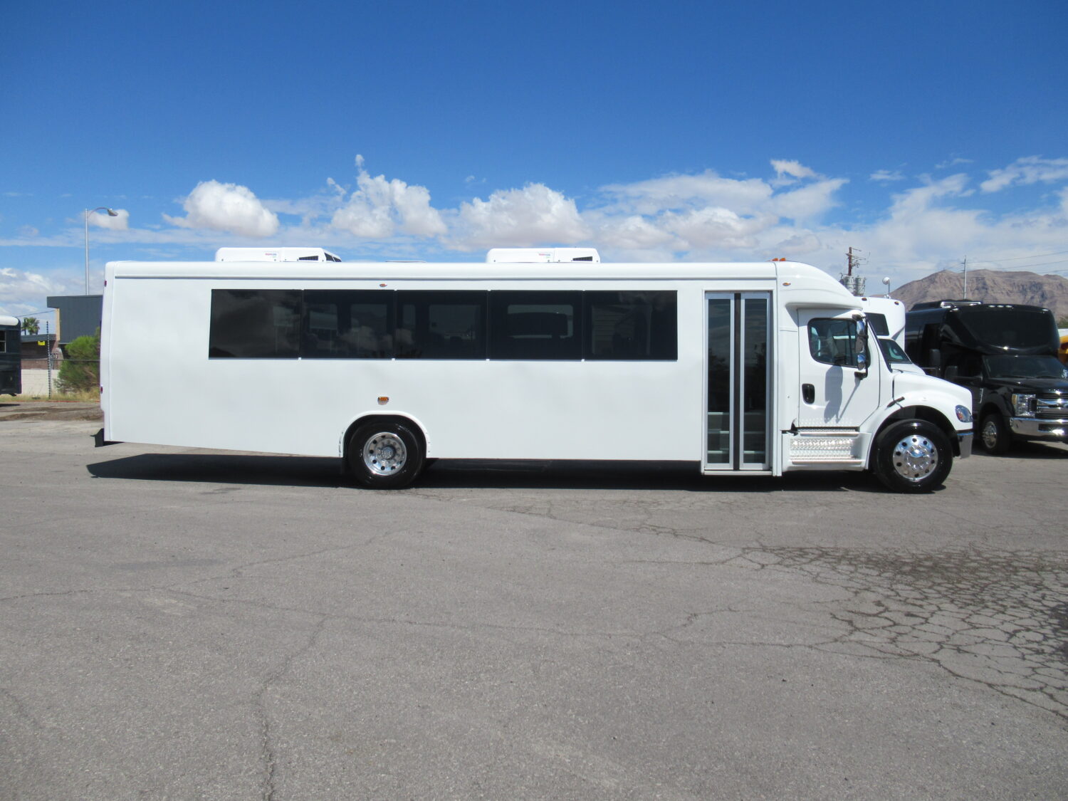 NEW 2026 ECD KSIR M2 Freightliner Executive Shuttle SH1632 - Image 4