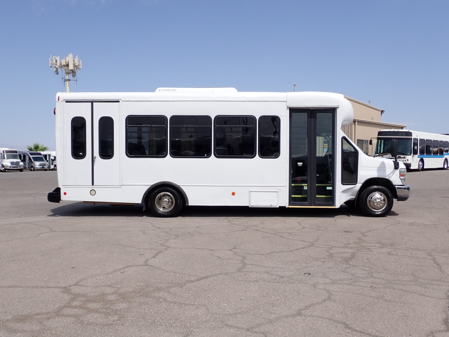 2014 Startrans Senator Lift Equipped Shuttle S93301 - Image 7