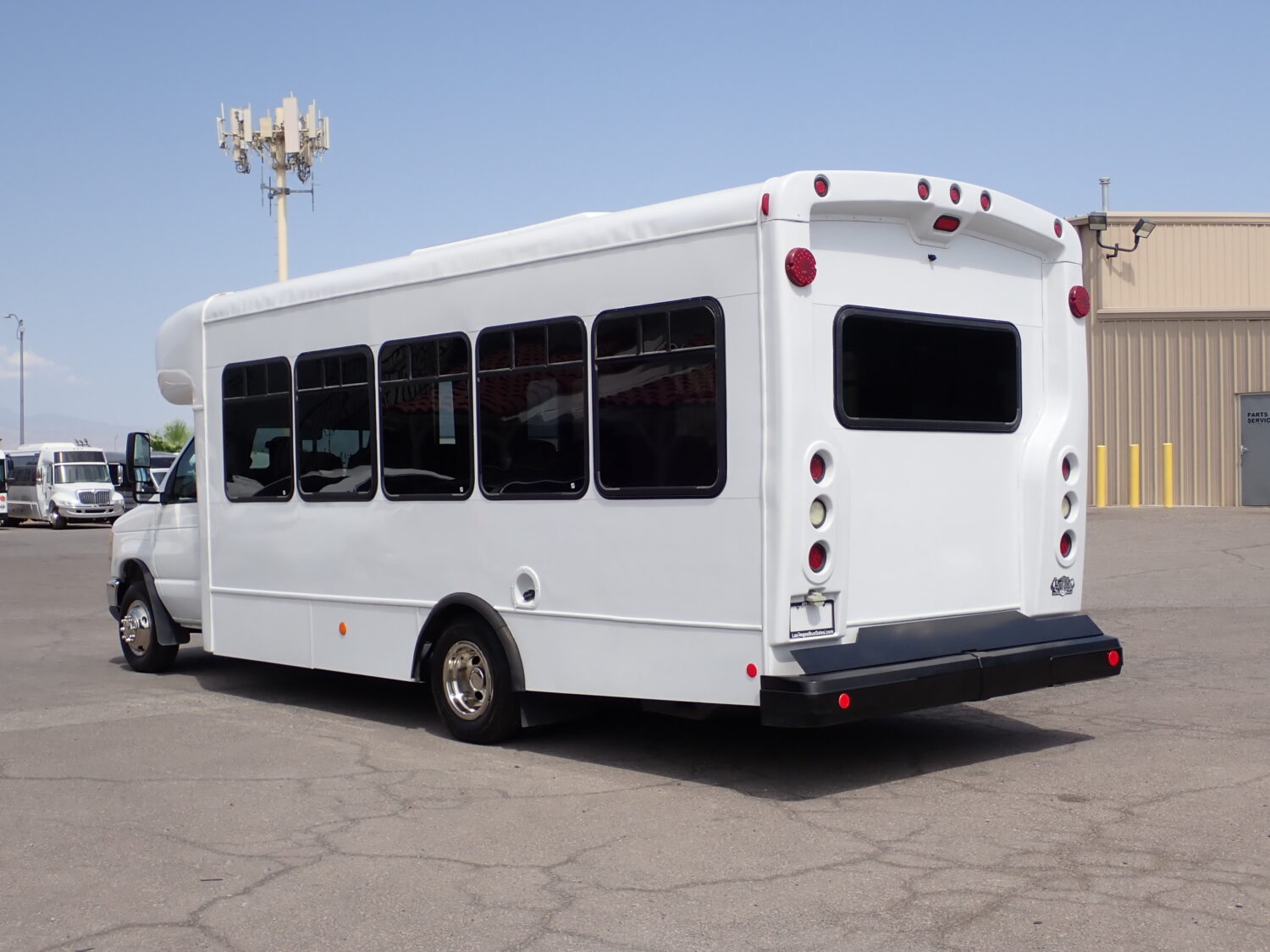 2014 Startrans Senator Lift Equipped Shuttle S93301 - Image 4